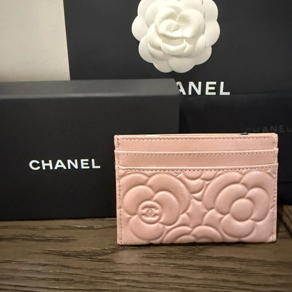 CHANEL Pink Floral Quilted Card Holder - Picture 2 of 2